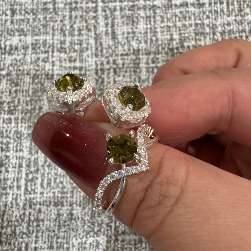 Elegant olive green ring and earrings set